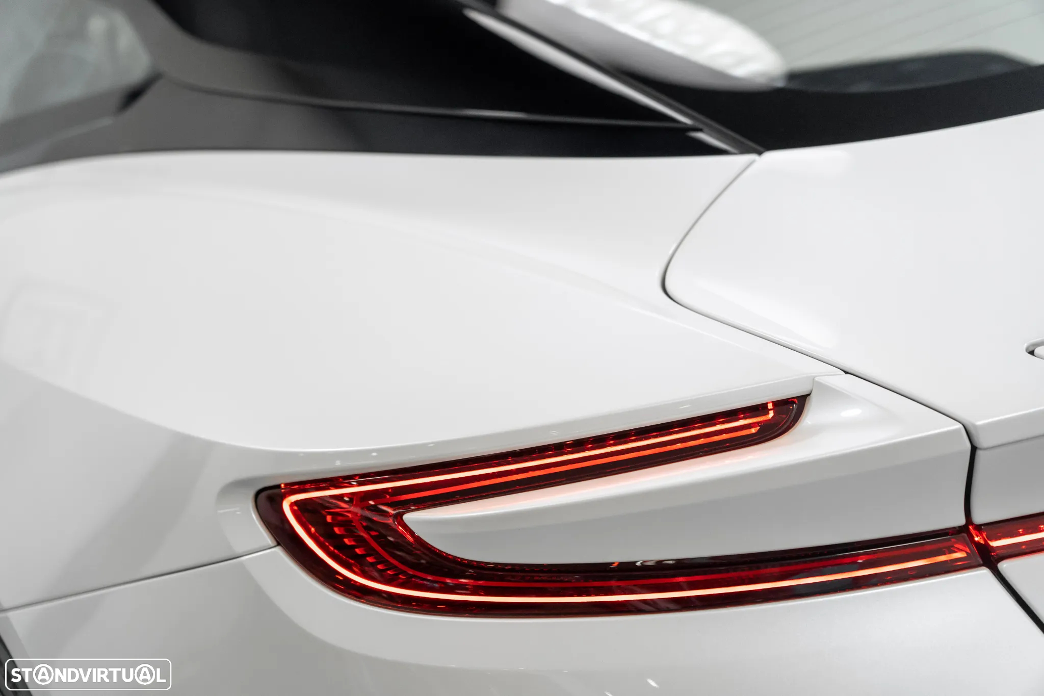 Aston Martin DB11 Coupé - 8