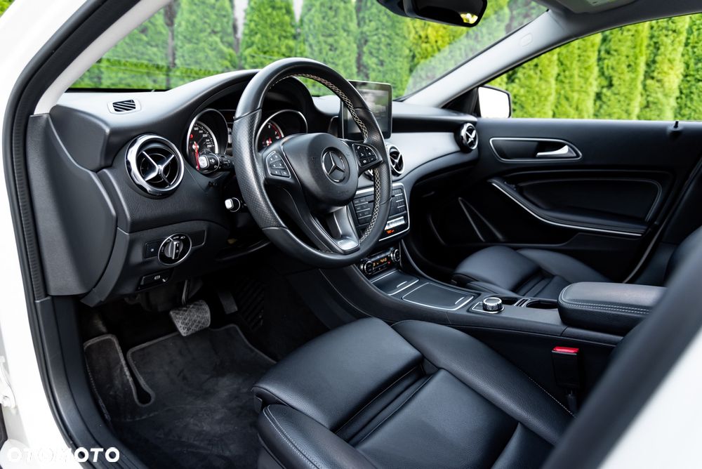 Mercedes-Benz GLA 200 7G-DCT - 16