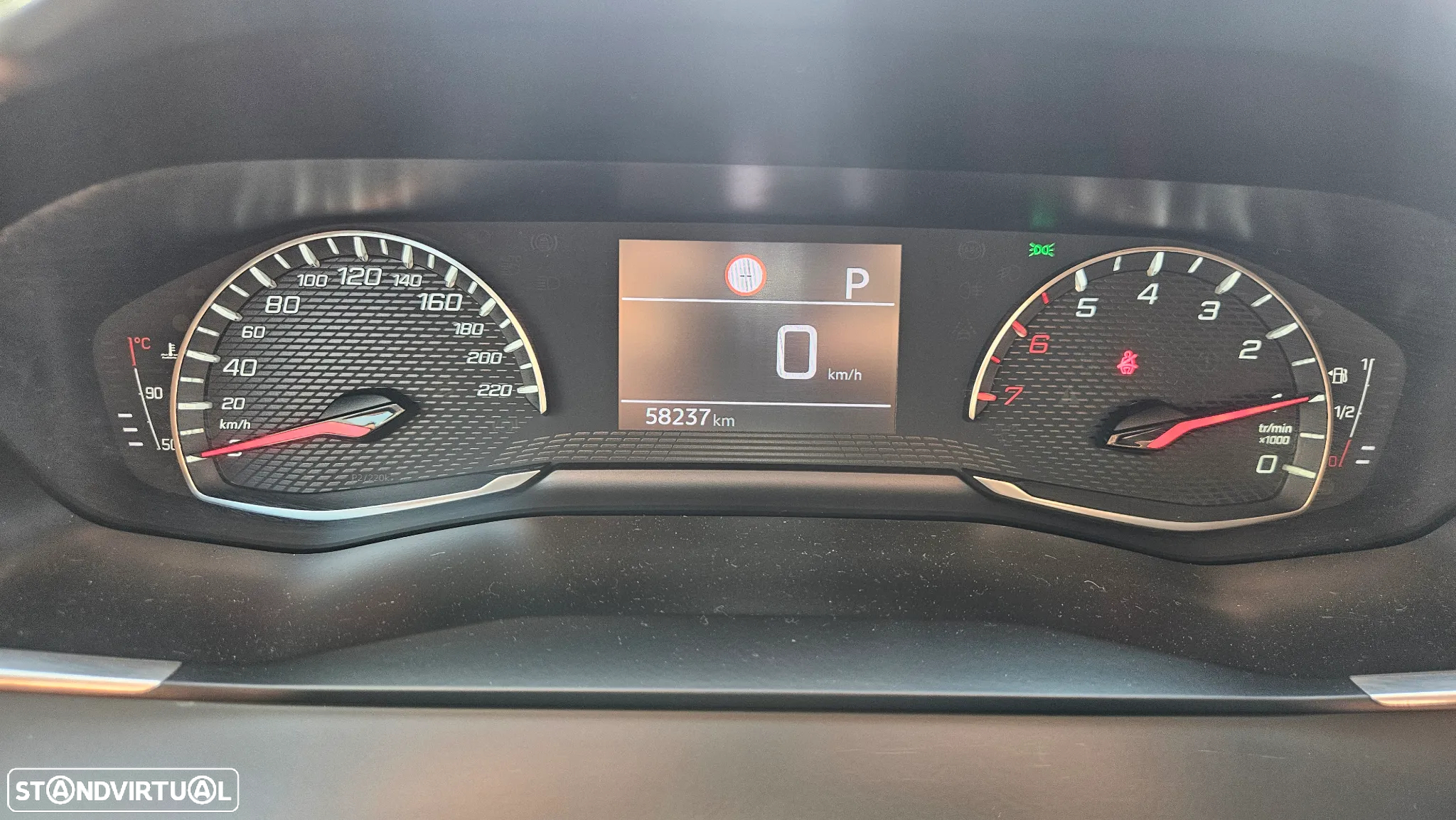 Peugeot 2008 1.2 PureTech Allure EAT8 - 14
