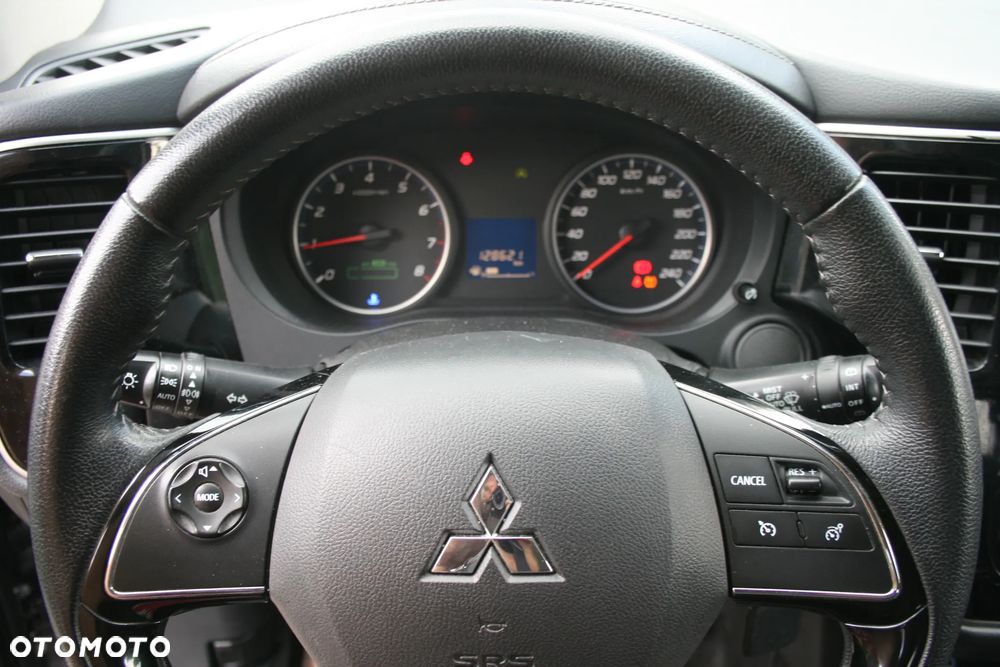 Mitsubishi Outlander 2.0 Invite + 2WD - 19