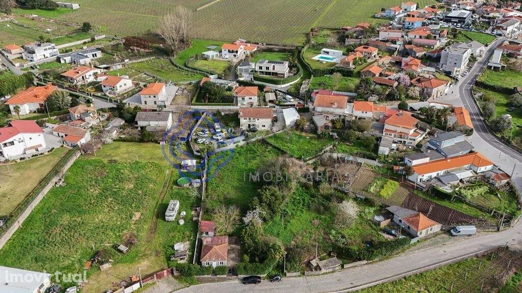 MORADIA COM TERRENO EM SANTO TIRSO - Grande imagem: 2/57