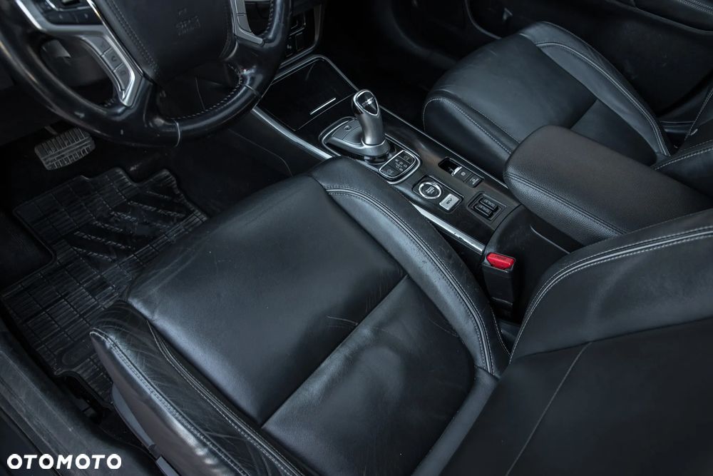 Mitsubishi Outlander Instyle NAVI + - 15