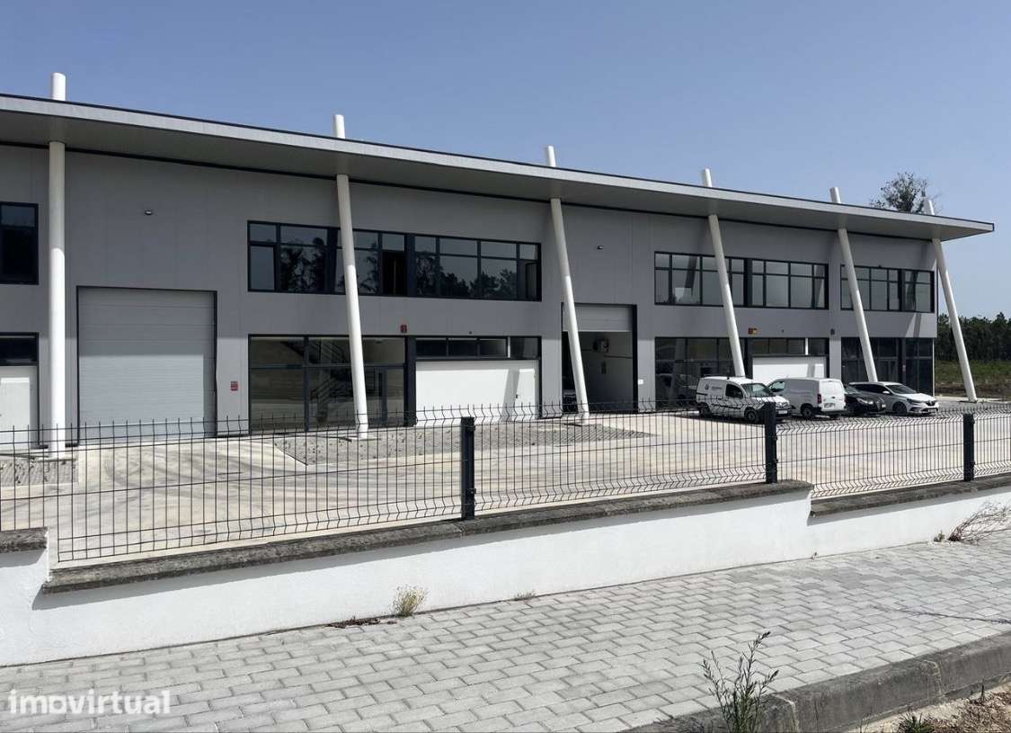 Armazém Virado para  a A8 em Maceira - Grande imagem: 2/26