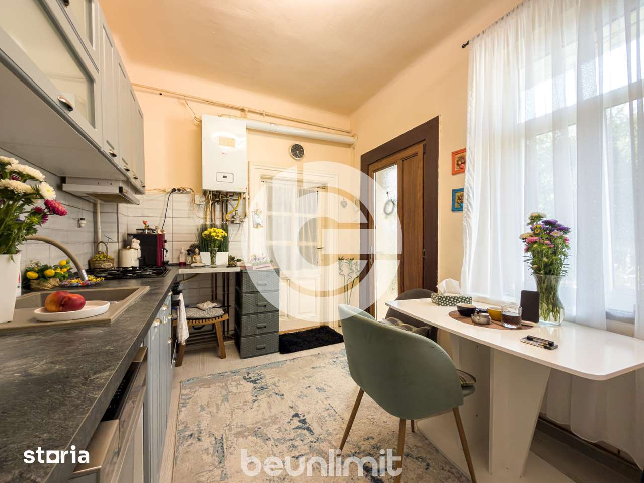 Apartament ultracentral | 2 camere | balcon 20 Mp | Pod pe toata supra — fotografia 2
