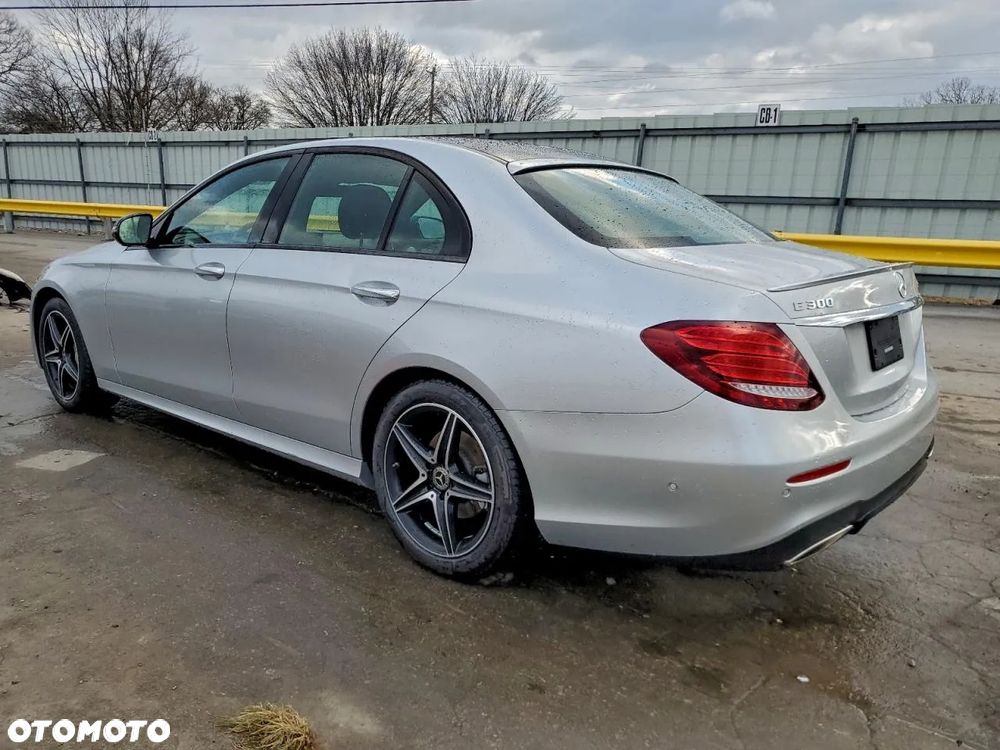 Mercedes-Benz Klasa E 300 9G-TRONIC AMG Line - 3