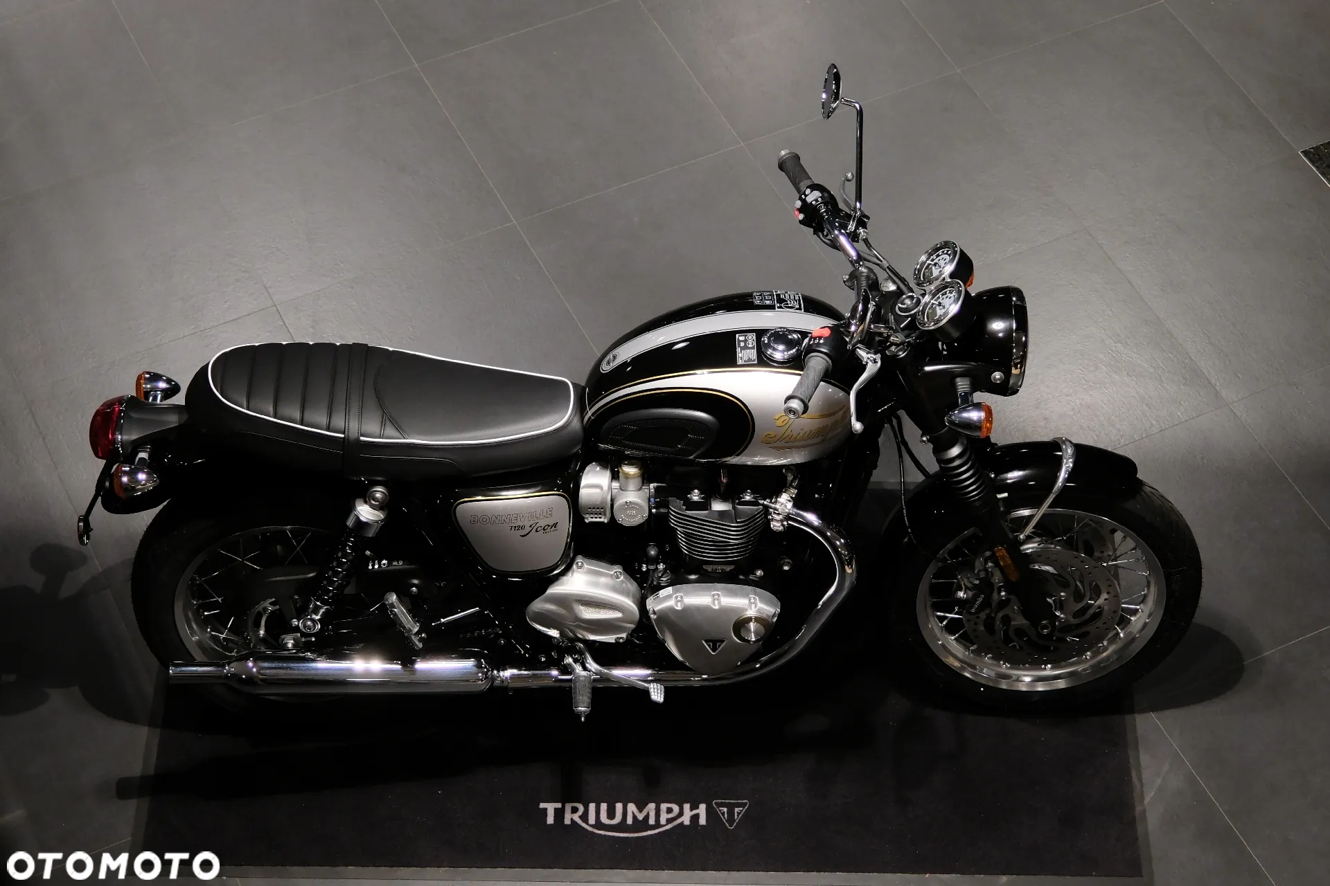 Triumph Bonneville - 4