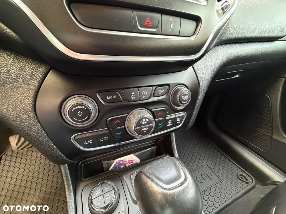 Jeep Cherokee - 18