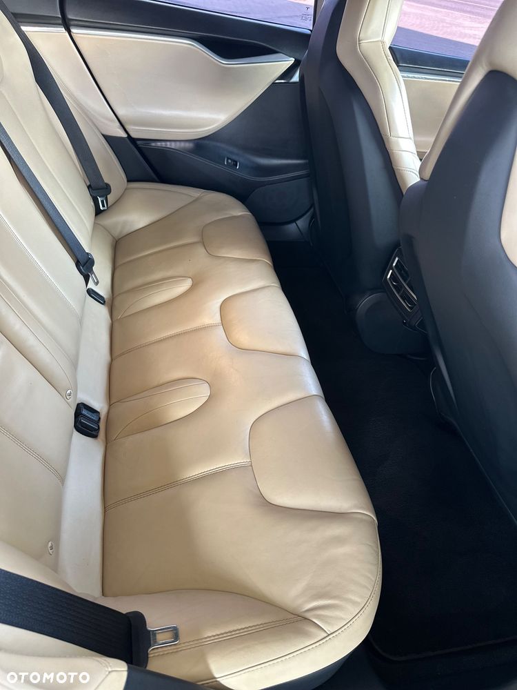 Tesla Model S - 8