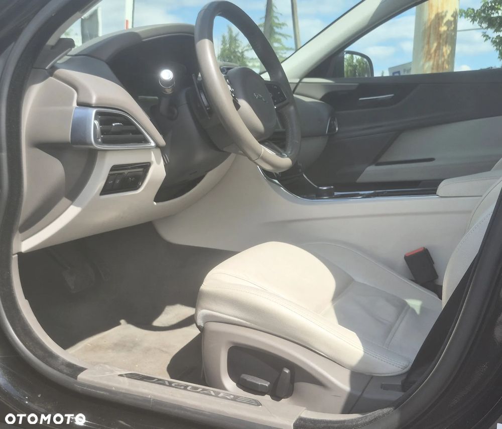 Jaguar XE 2.0 T Pure - 10