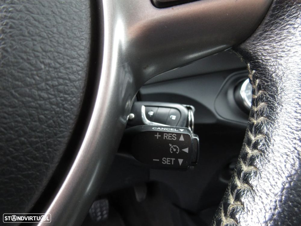 Toyota Yaris 1.4 D-4D Exclusive+P.Techno - 33