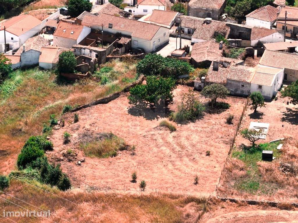 Moradia T3, em terreno de 1663 m² ,para reconstrução total, a 5 min... - Grande imagem: 2/22