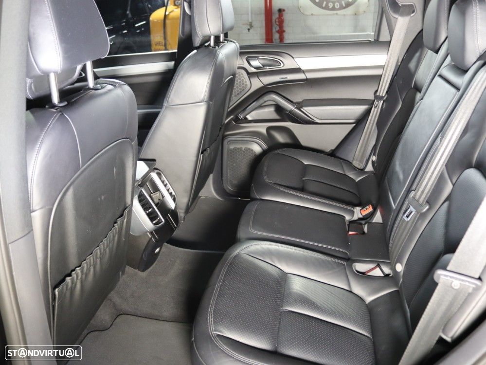Porsche Cayenne Platinum Edition - 13
