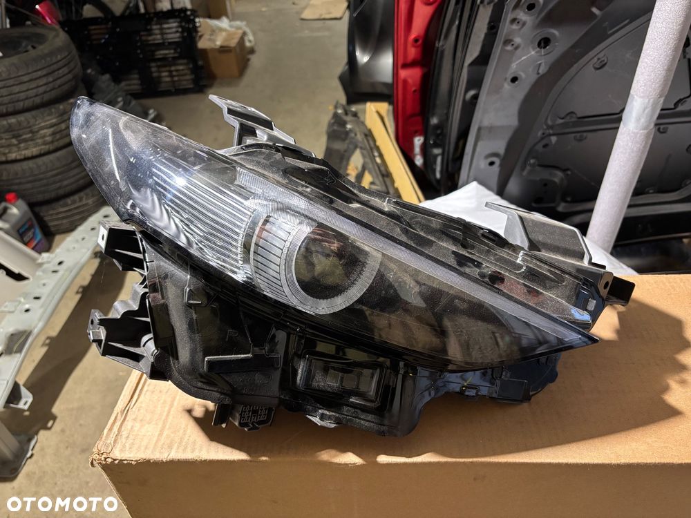 Pas przedni Mazda3 BP - 4