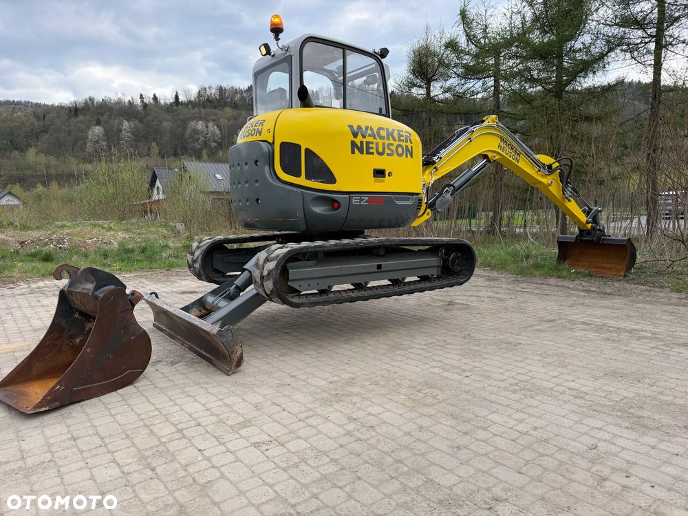 Wacker Neuson EZ53 Koparka Gąsienicowa 5,5 Tony. 2020 rok. 1772 mtg. Jak Nówka z salonu! ani deka luzów czy wycieków! Pochodzi z Gospodarstwa Norweskiego! Aktualne serwisy DEKRA BMWT 2027r. 2 łyżki. Silnik PERKINS 4 cyl. 52km. Maszyna Full wypasiona! Bogata wersja Norweska! Klima. Szybkozłącze Hydrauliczne. OKAZJA. Pełny Oryginał historia do sprawdzenia w Wacker autoryzowany! 4 sekcje Hydrauliczne. Po serwisach eksploatacyjnych. Ani Deka luzów i wycieków - 21