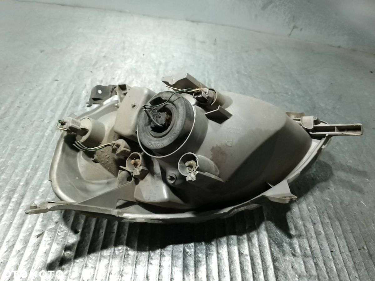 LAMPA PRZÓD PRAWA TOYOTA YARIS I ( 99-05 ) - 6