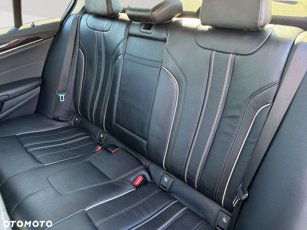 BMW Seria 5 540i xDrive Luxury Line - 29