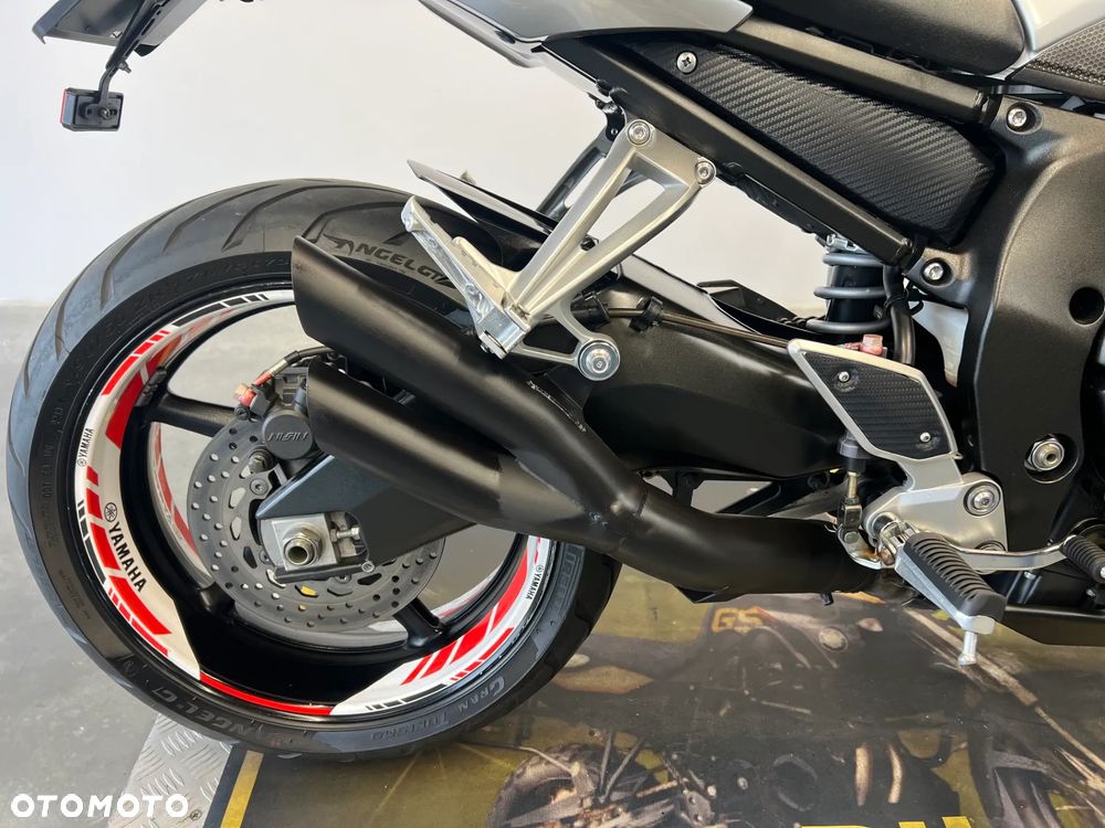 Yamaha FZ - 28