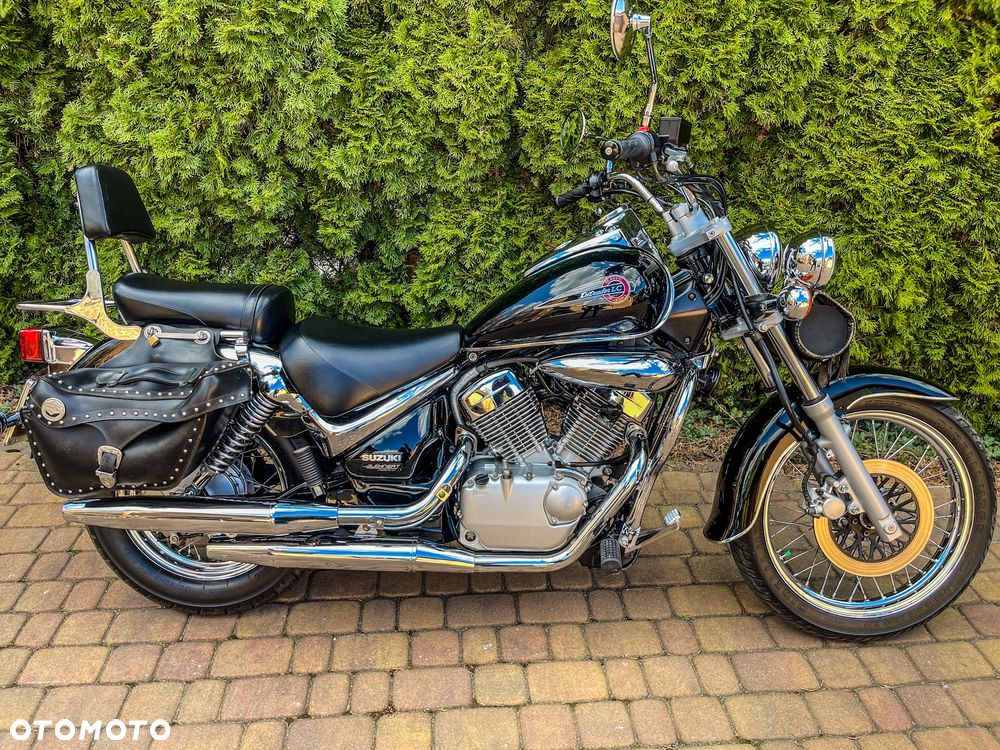 Suzuki Intruder - 1