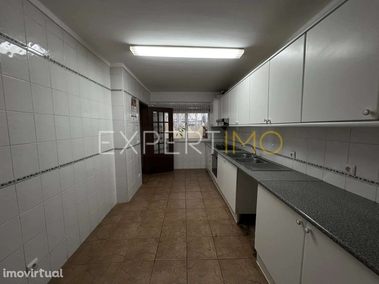 Moradia T4 com garagem, churrasqueira e sotão no centro da Mealhada - Grande imagem: 5/25