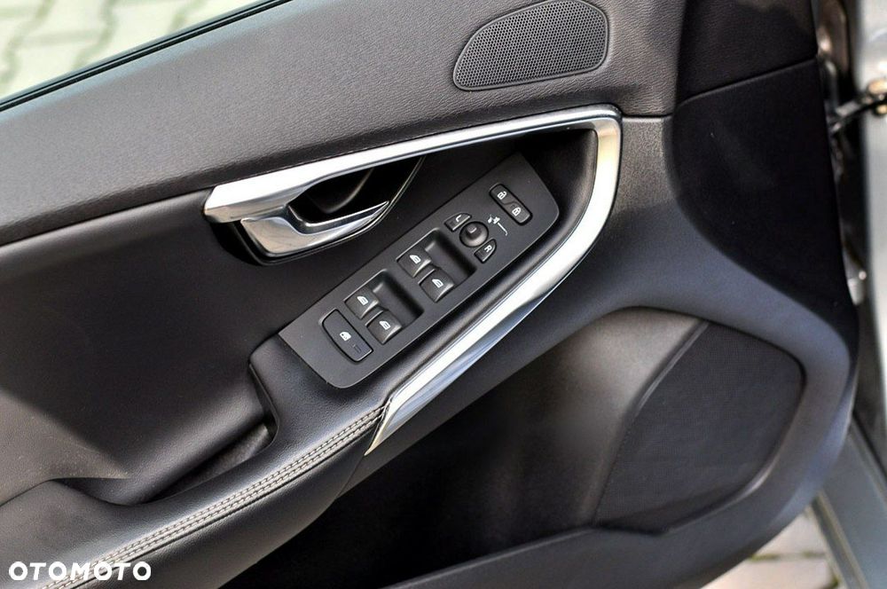 Volvo V40 D2 Drive-E R-Design Momentum - 5