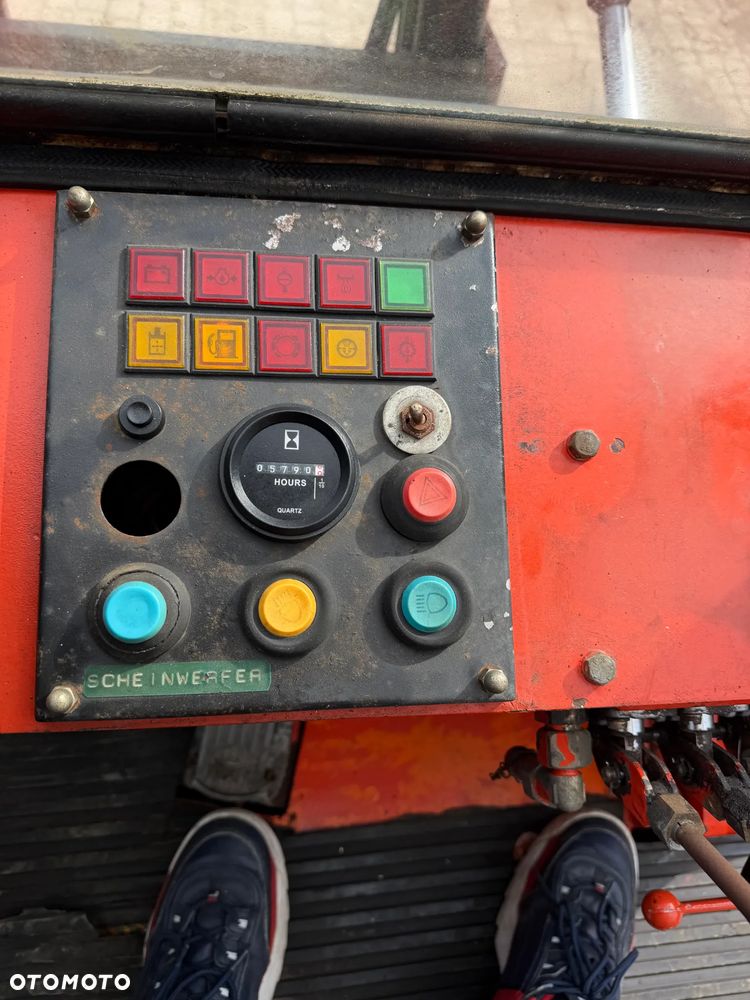 O&K V80 Wózek Widłowy Niemiecki Producent O&K. Silnik DEUTZ 90 km. Udźwig 8 ton. Gabarytowo mała maszyna z Wielkim udźwigiem. Podwójne Koła. Regulacja wideł i Karetki Hydrauliczna. Maszt TRIPLEX. niski przebieg 5790h. Maszyna Pochodzi z Norweskiej Komuny! Nie posiada luzów i wycieków Jazda Hydrostatic. Stan Perfekcyjny! DIESEL. Opony Nowe. Okazja - 26