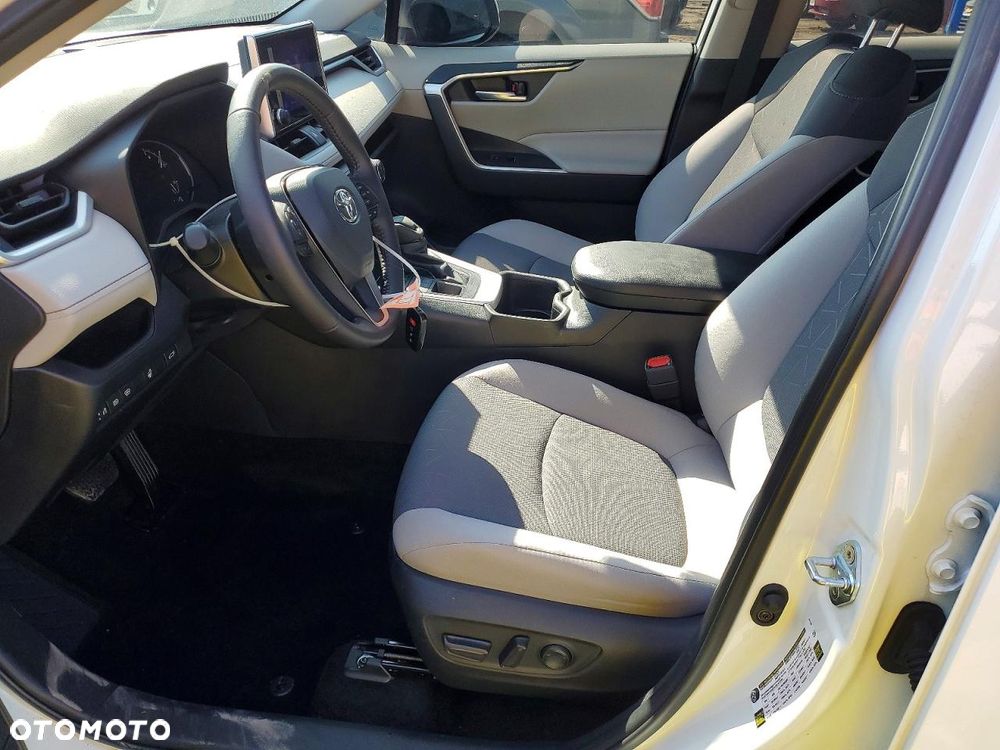 Toyota RAV4 - 8