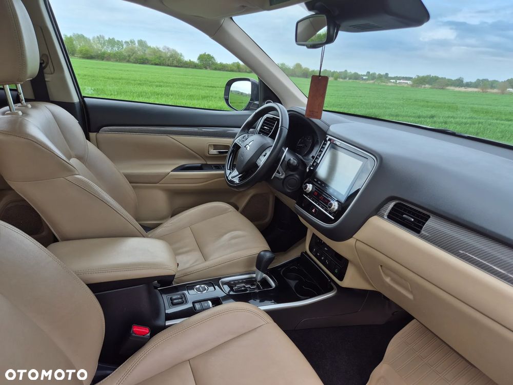 Mitsubishi Outlander 2.0 Instyle + 4WD CVT - 8