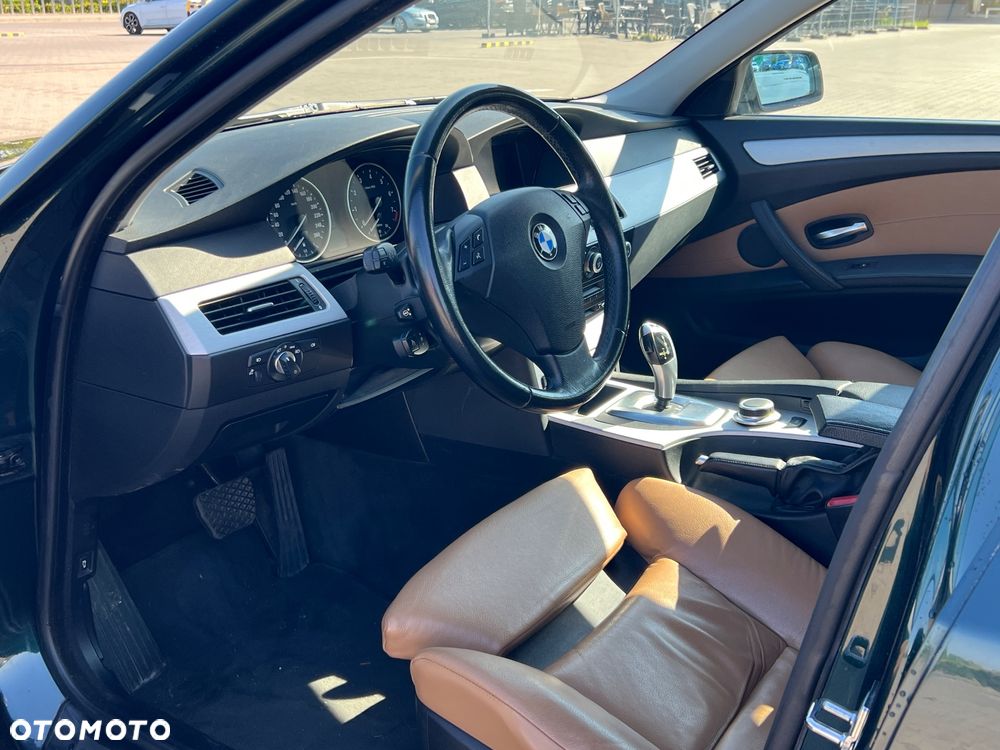 BMW Seria 5 525i xDrive Touring - 16