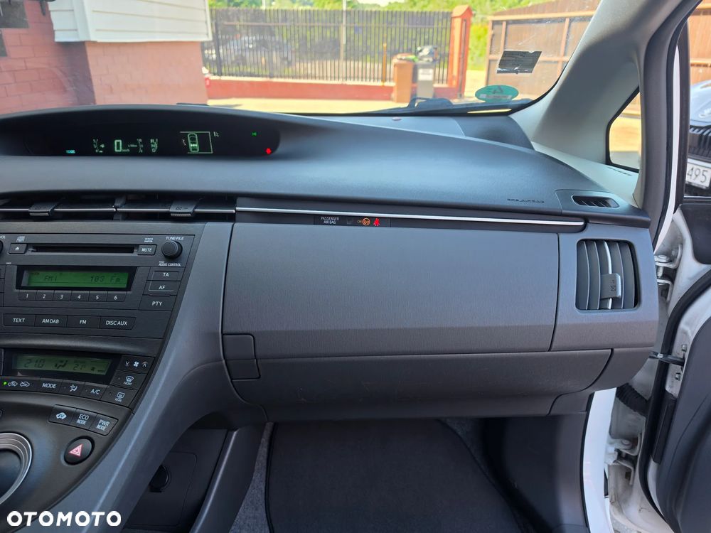 Toyota Prius (Hybrid) - 17
