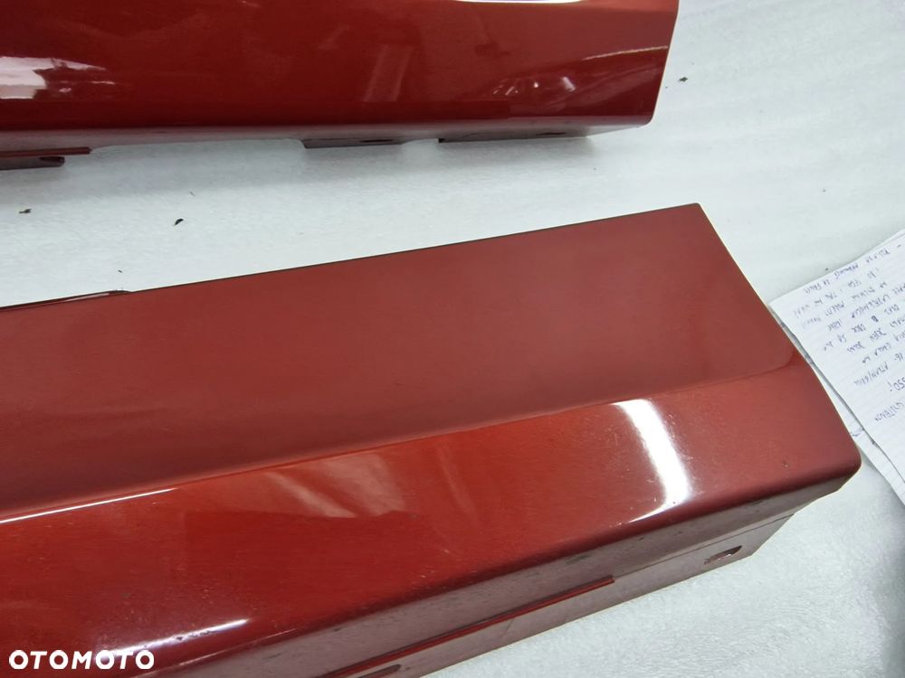 BMW E81 / E82 / E88 06- ŁADNA LEWA / PRAWA LISTWA PROGOWA / NAKŁADKA PROGU , KOLOR SEDONAROT , NR 51777183234 / 7183234 / 5177-7183233 / 7183233 , NR AUKCJI PR405 - 4
