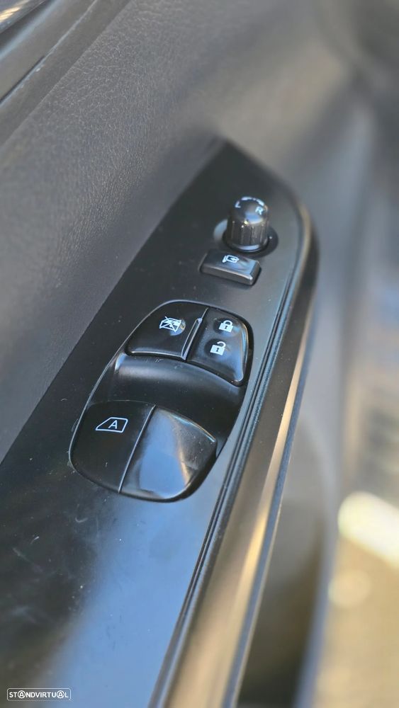 Nissan Navara 2.3 dCi CD 4WD Tekna - 28