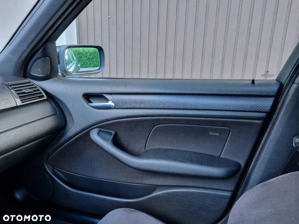 BMW Seria 3 330i - 32