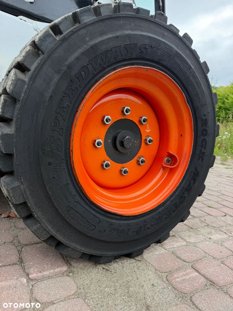 Bobcat S530. Ładowarka 4x4 wózek terenowy. Łyżka. Pełne sterowanie z dżojstika jazda i praca. Aktualne serwisy DEKRA 2026r. Silnik Kubota 4cyl 55km. Maszyna Jak Nowa z Salonu! Pochodzi z Norweskiego Gospodarstwa! 2020 rok 1724 mtg! Zero luzów i wycieków. Bardzo mocna i wydajna maszyna o małych gabarytach! Idealna do stajni oraz Budownictwa. OKAZJA TANIO 3 wyjścia Hydrauliczne pod urządzenia!! Wszystkie opony jak nowe .Kabina ogrzewana pełne szkło + drzwi. Po serwisach. Potężna moc. OKAZJA - 28