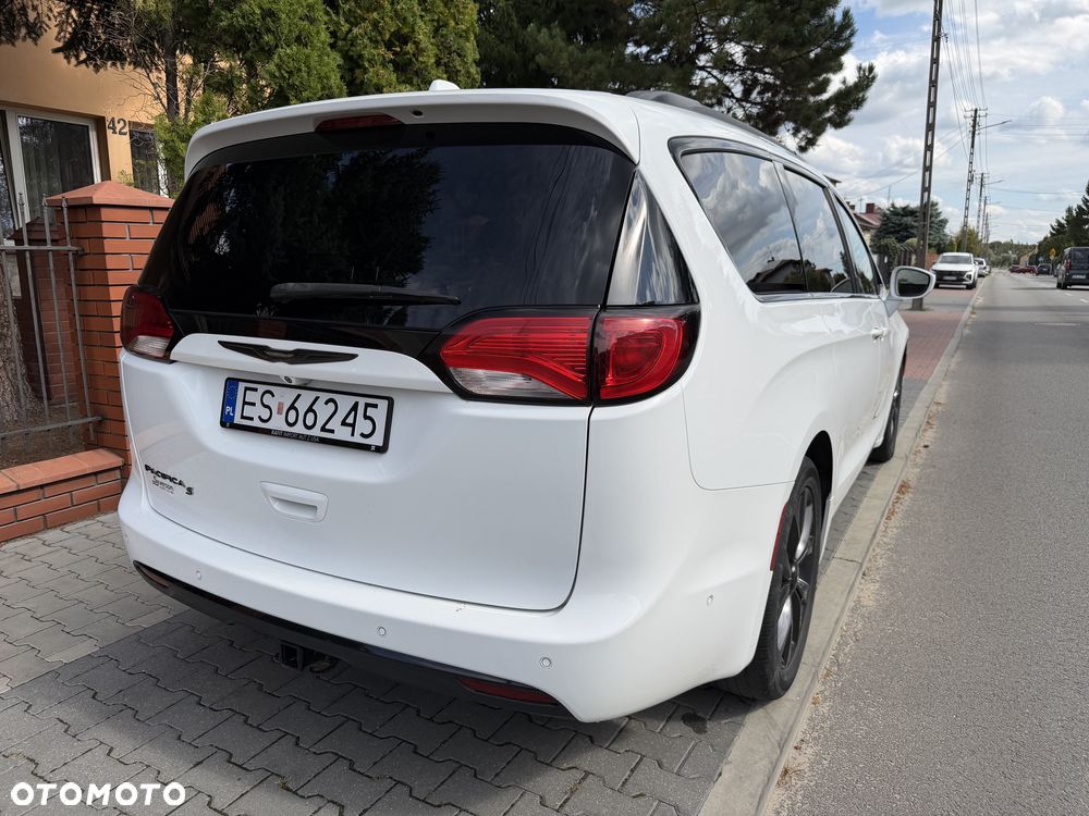 Chrysler Pacifica - 16