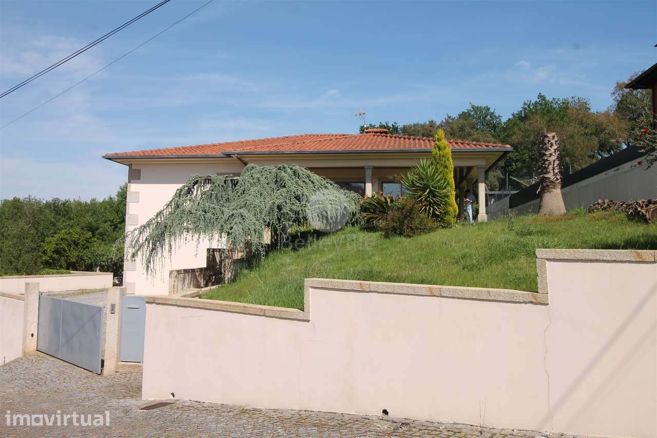 Moradia Individual, com área habitacional, com 212 m² - Grande imagem: 2/58