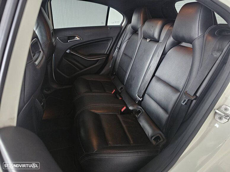 Mercedes-Benz A 180 d 7G-DCT AMG Line - 13