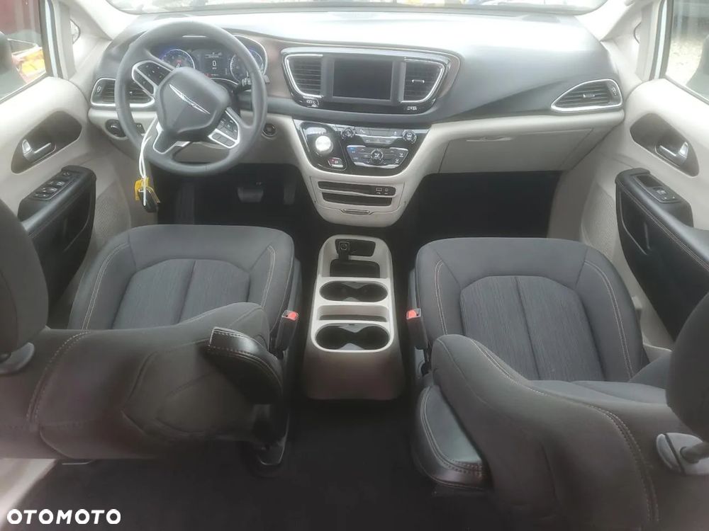 Chrysler Pacifica - 6