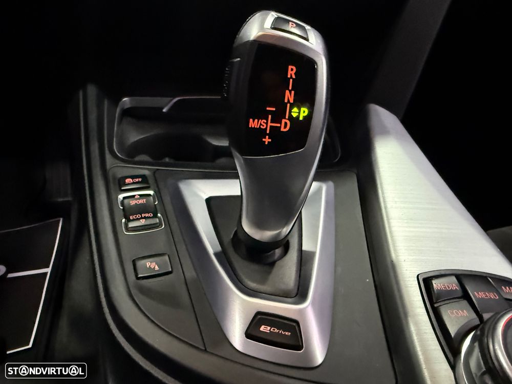 BMW 330 e iPerformance Pack M - 30