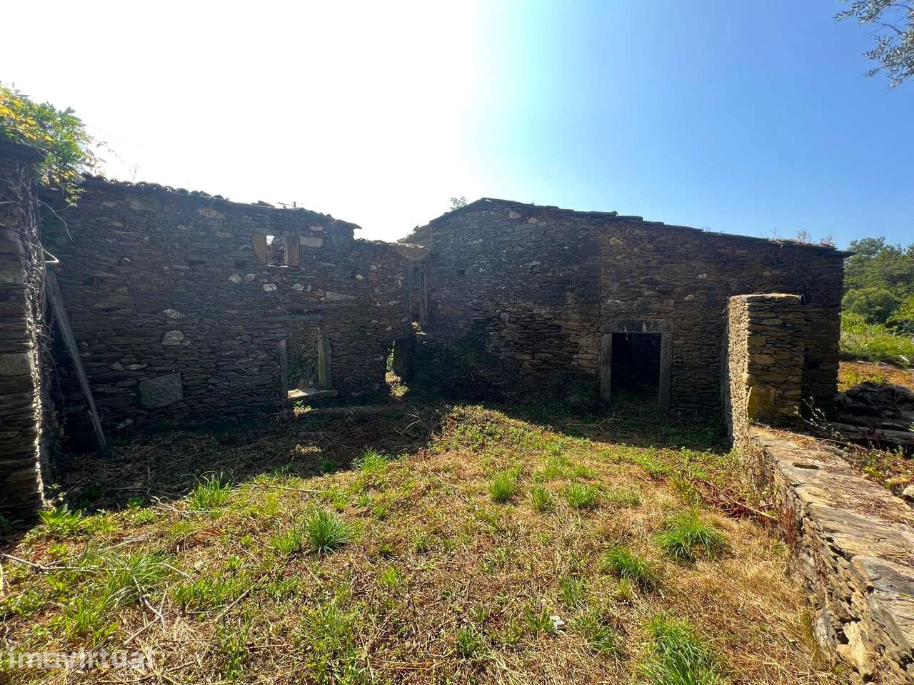 Terreno com ruína e anexos | Orbacém - Grande imagem: 3/28