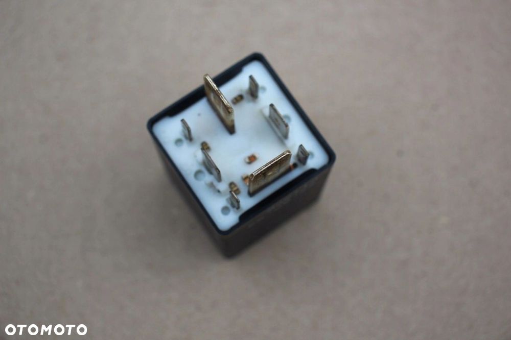 Przekaźnik POMPY PALIWA VW AUDI SEAT SKODA 1J0906383B nr 409 - 3