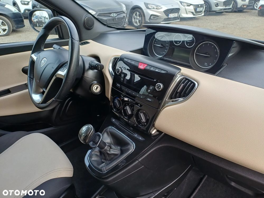 Lancia Ypsilon 1.2 8V Platino (4 os.) - 12