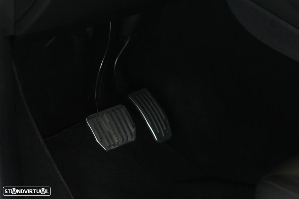 Tesla Model Y Long Range Dual Motor AWD - 26