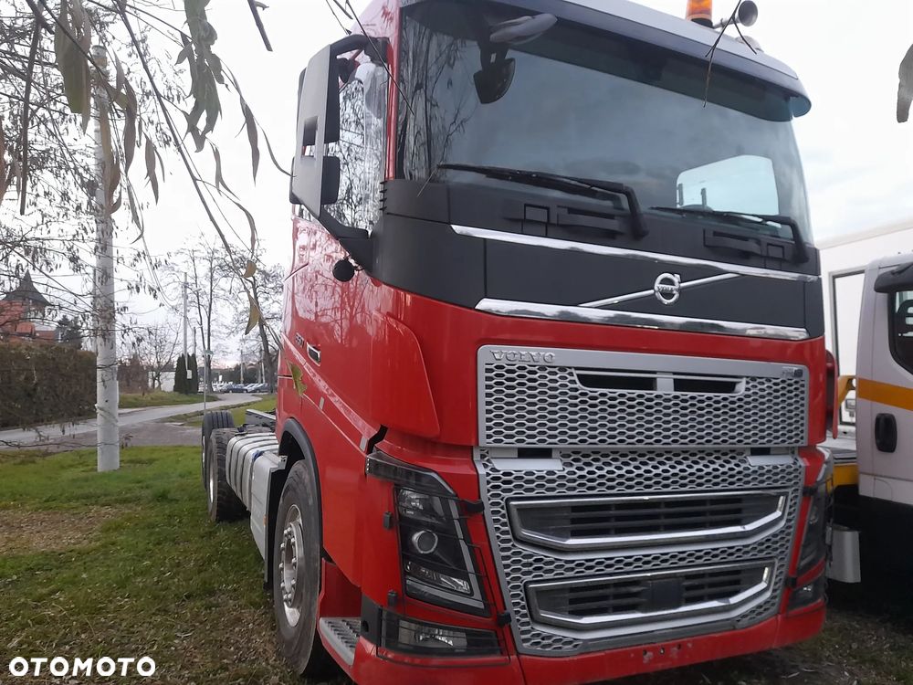 Volvo FH 16 650koni 6x2 OŚ SKRĘTNA PODNOSZONA // JEDYNY TAKI// RAMA DO ZABUDOWY// HDS dzwig żuraw do lasu drewna tarcicy // DO ŻYWCA// assenizacyjny// HOLOWNIK// FULL opcja ze SZWAJCARI - 1