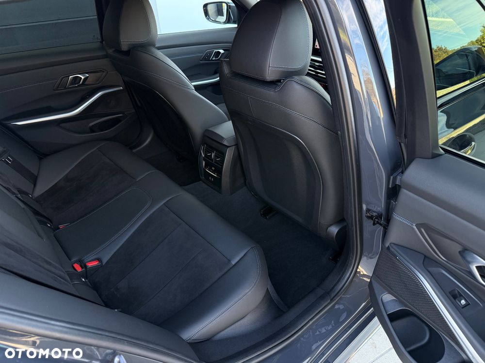 BMW Seria 3 320d Touring xDrive M Sport - 39