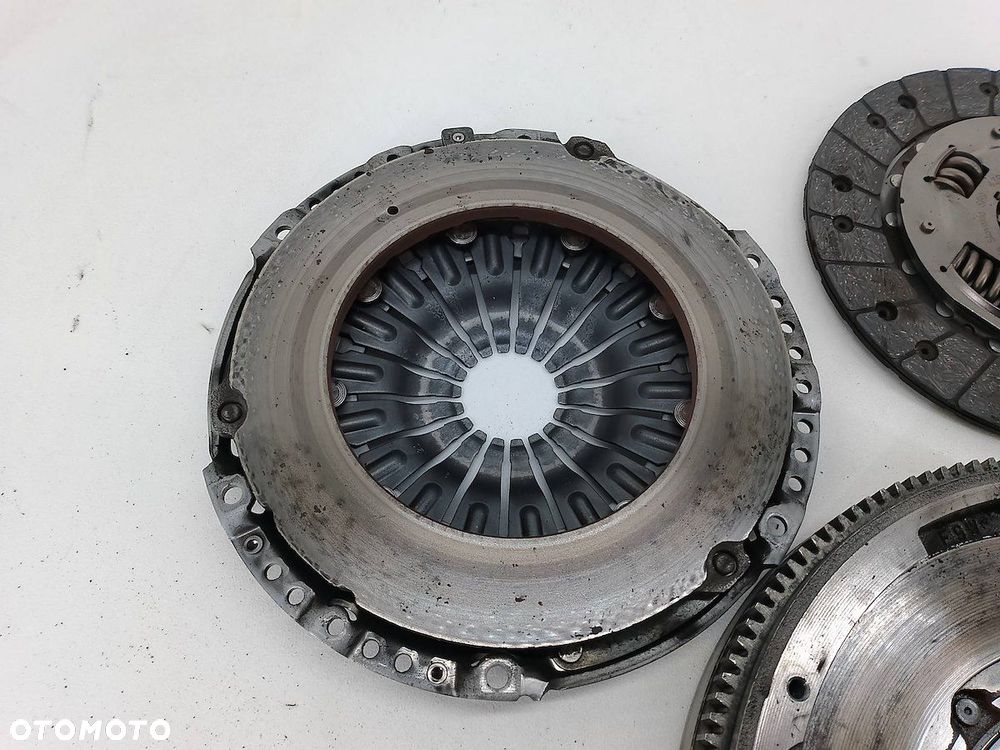 KOŁO DWUMASOWE KOMPLETNE SKODA KAMIQ 05E105266B  04R141016J 1.5 TSI - 4