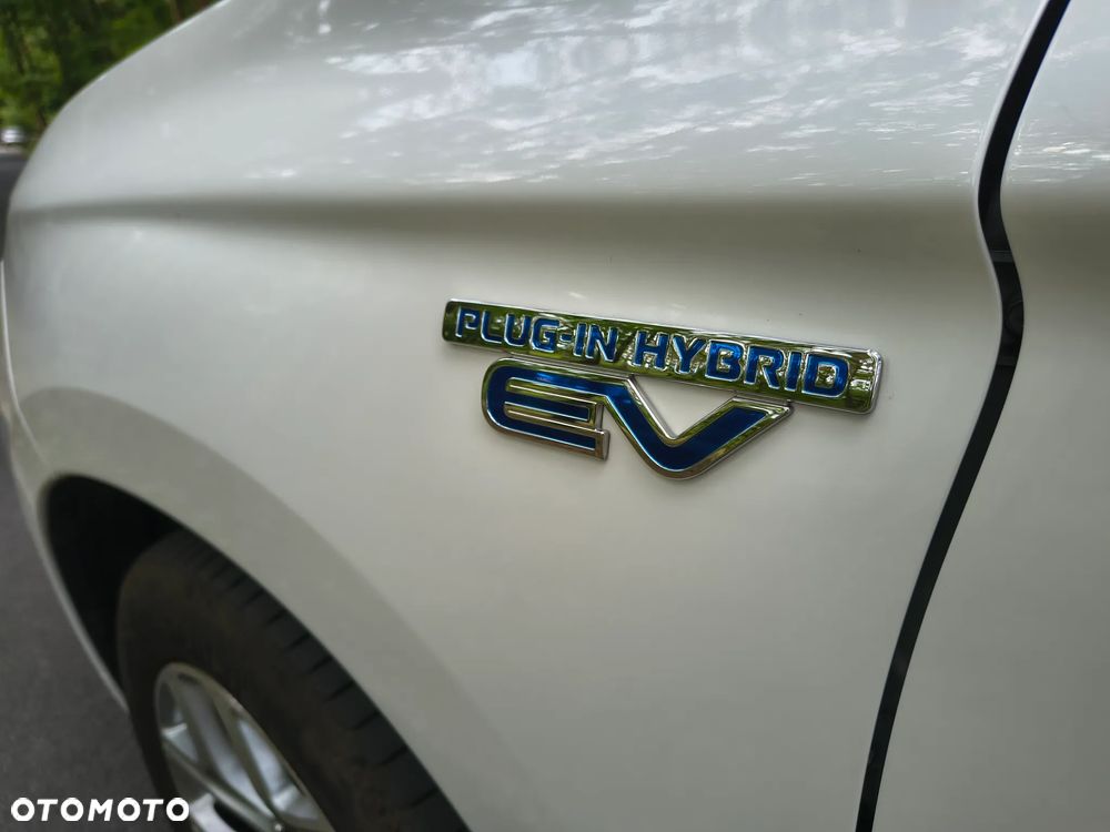 Mitsubishi Outlander Instyle NAVI + - 25