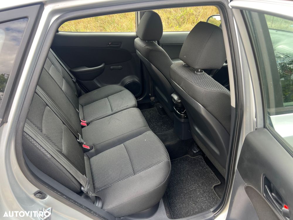 Hyundai i30 1.6 CRDI FIFA WM Edition - 11