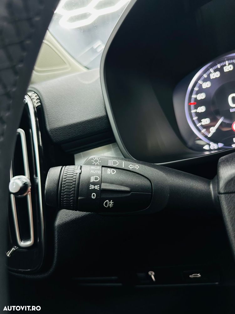 Volvo XC 40 T3 Geartronic Momentum Pro - 26