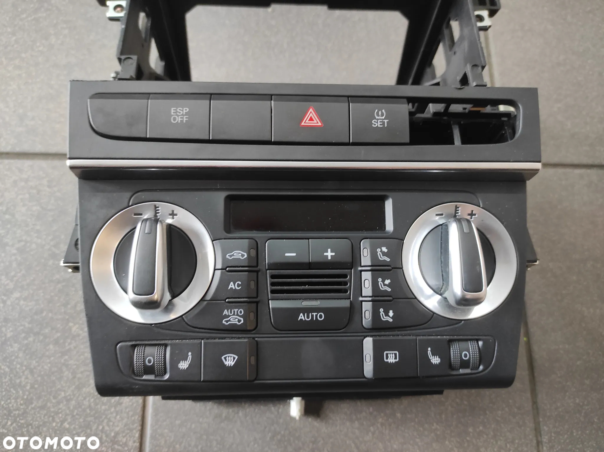 KOSZ RADIO PANEL KLIMATYZACJI RAMKA AUDI A3 8P LIFT 2DIN CLIMATRONIC 8P0820043BL WYSYŁKA !!!! - 2