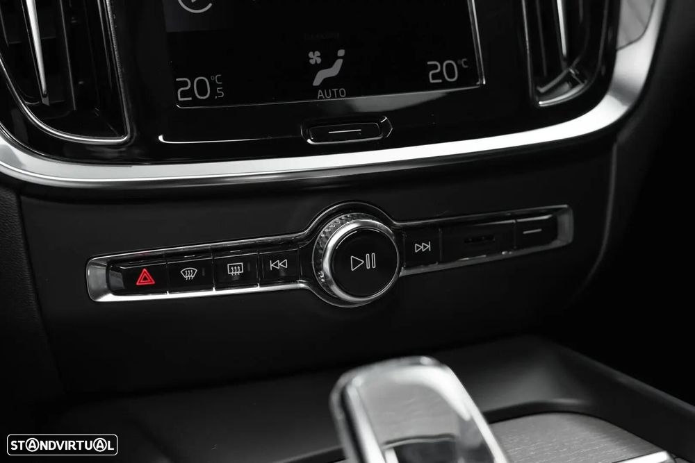 Volvo V60 2.0 B4 Momentum Geartronic - 24